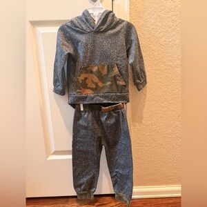 Amazon Essentials Gray Hoodie & Jogger Set with Camo Pocket